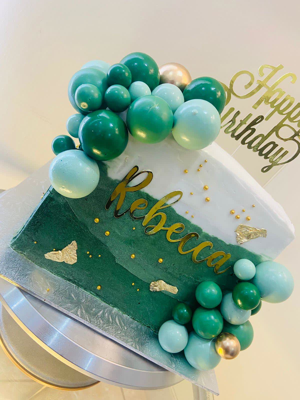 Gâteau vert et or, détail du lettrage