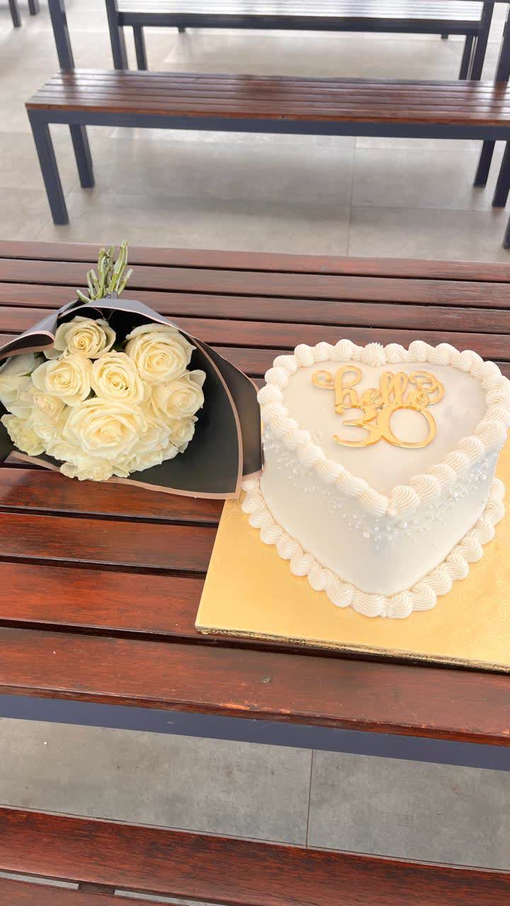 Gâteau cœur et bouquet assorti