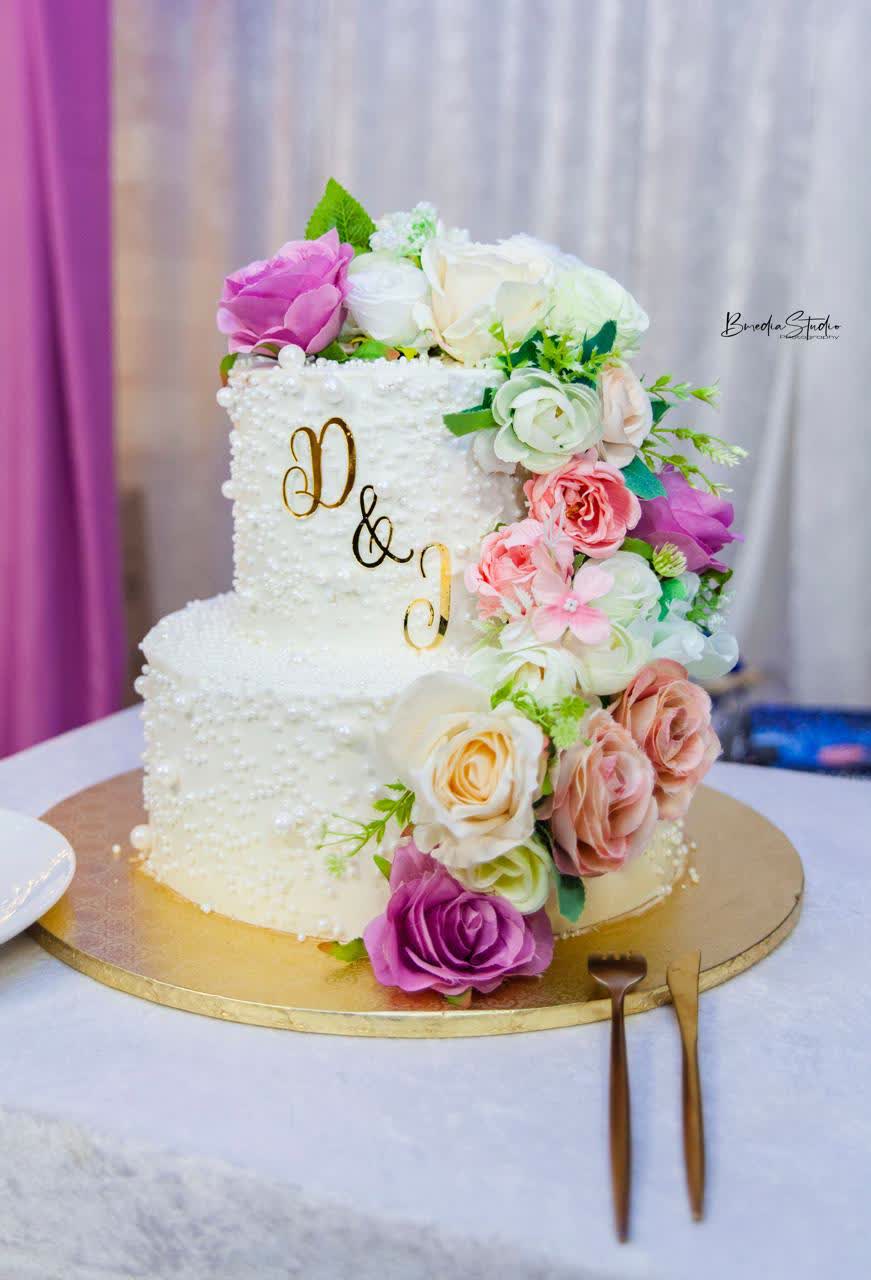 Gâteau de mariage à deux étages, fleurs fraîches