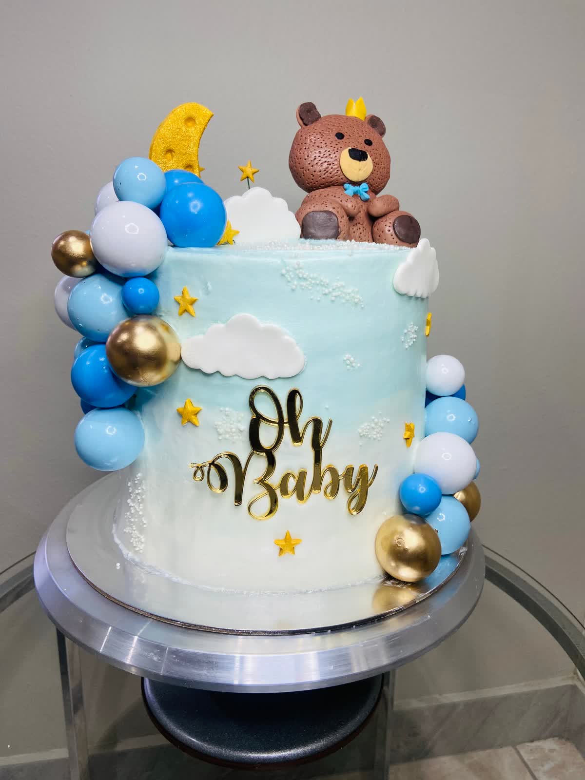 Gâteau de baby shower, ourson et arche de ballons