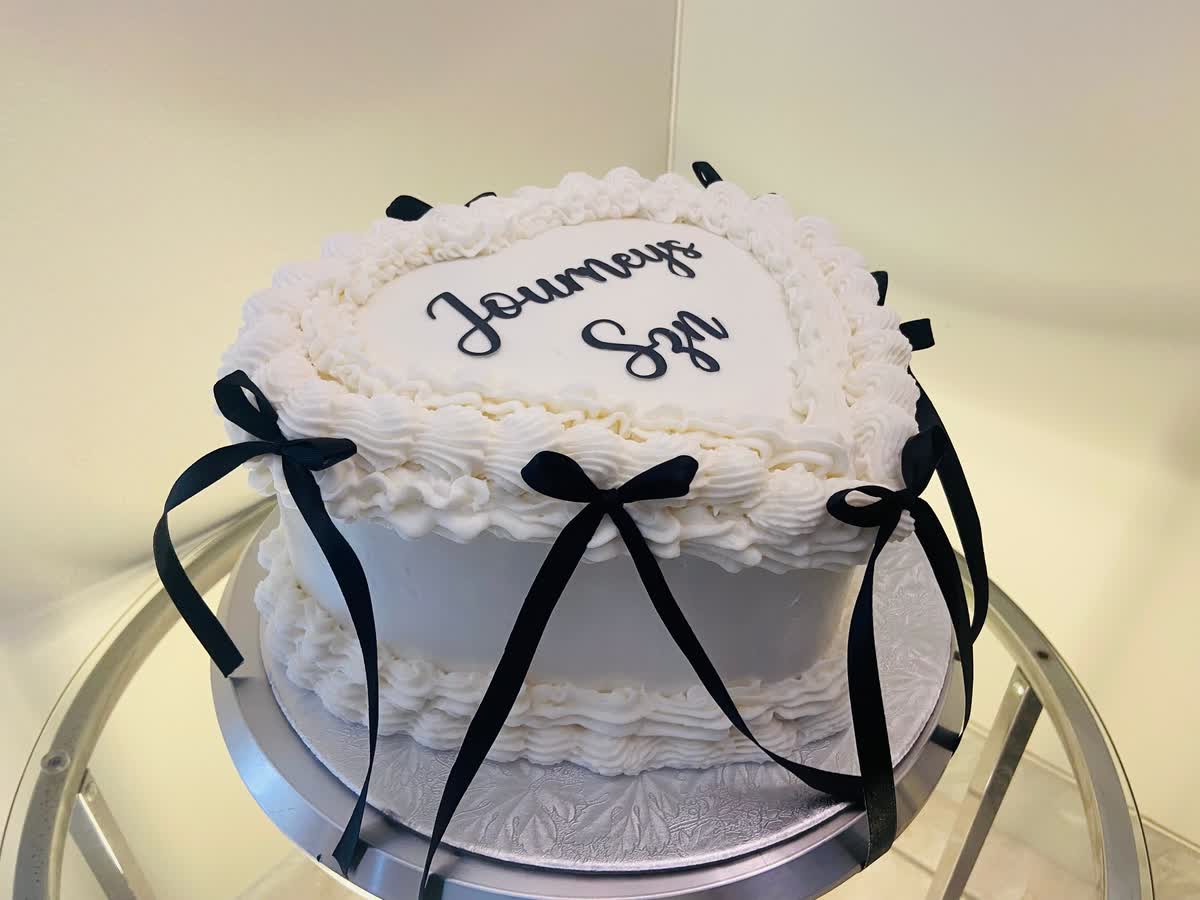 Gâteau blanc à rubans noirs