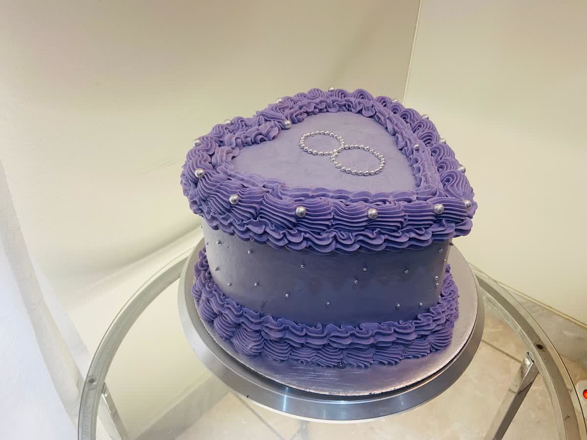 Gâteau à volants, violet et perles
