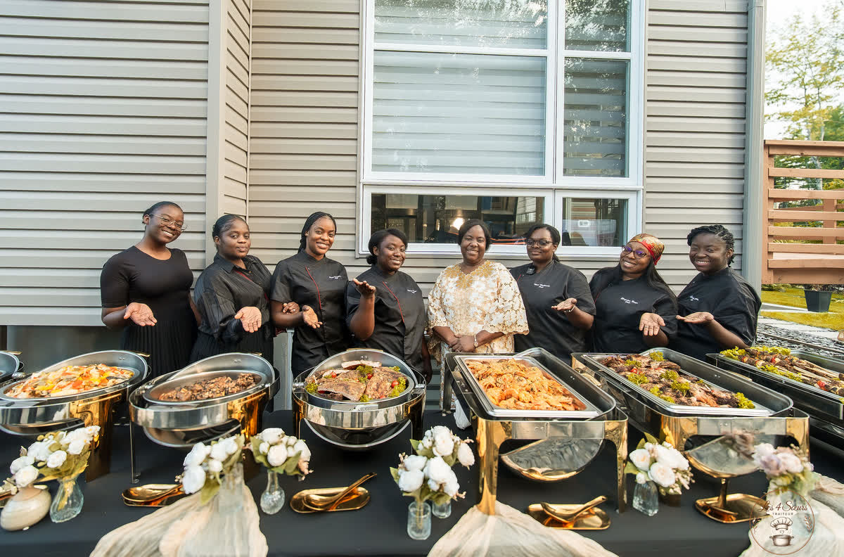 L’équipe des 4 Sœurs derrière un buffet complet dressé en chafing dish